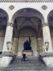 Image of a mom and child in odeonsplatz to show best things to do in Munich