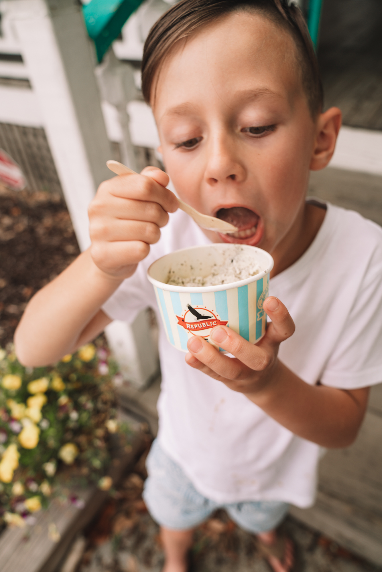 charleston sc visitors guide - a little boy devours his ice cream