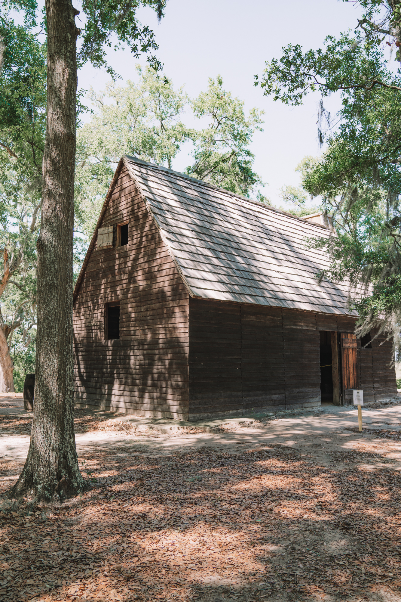 Things to do in Charleston sc with kids - an old historic brown cabin