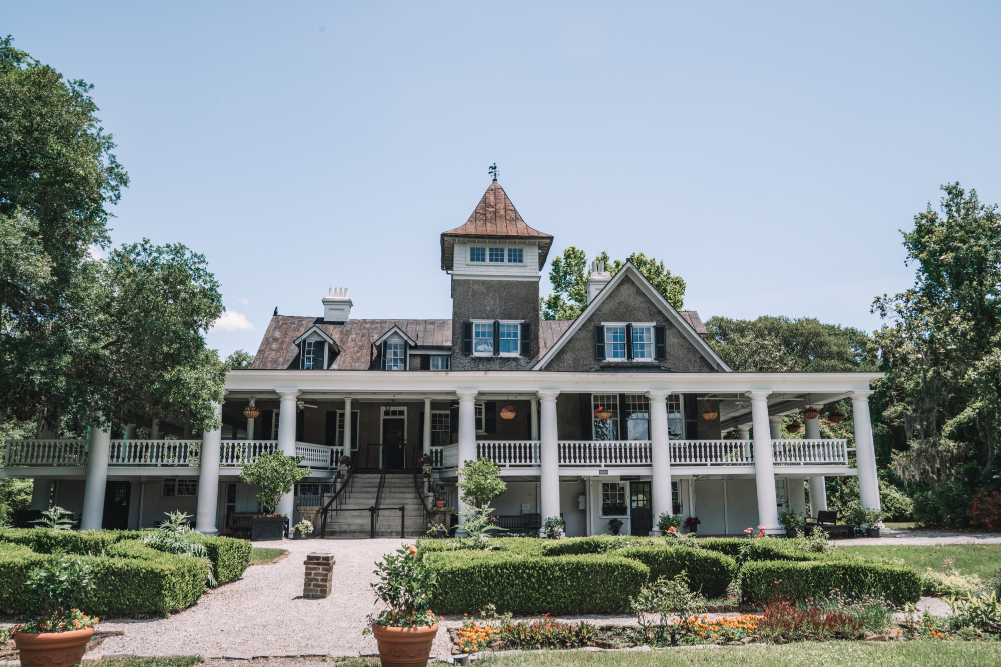 Things to do in Charleston sc with kids - a scene of the plantation house at the Magnolia Plantation.