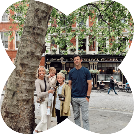 family-sherlock-holmes-pub-london-england