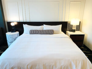 Nice bed in Marriot hotel with white sheets